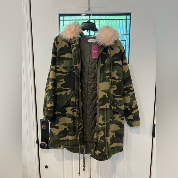 Camouflage jacket with pink faux fur trim - Picture 3 of 4